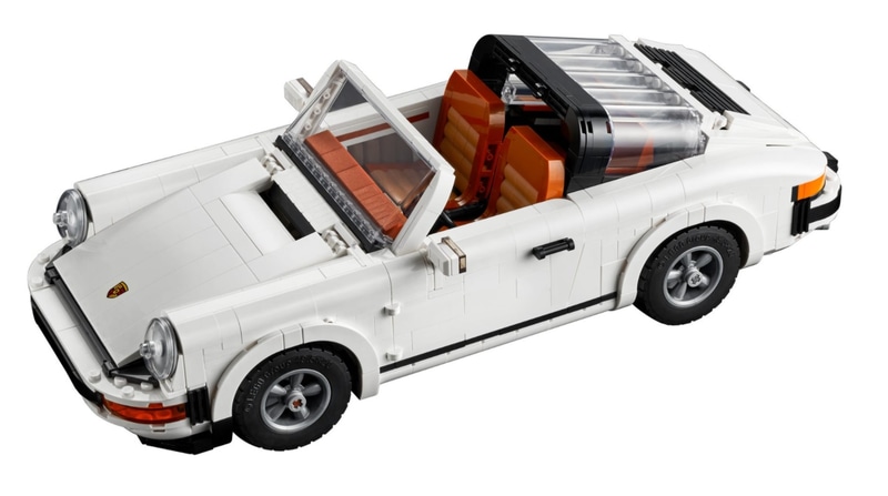 タルガはルーフを取り外してボンネットに収納することが可能。象徴的なタルガバーと、タルガのバッヂ、ラップアラウンドリアウインドウが配される