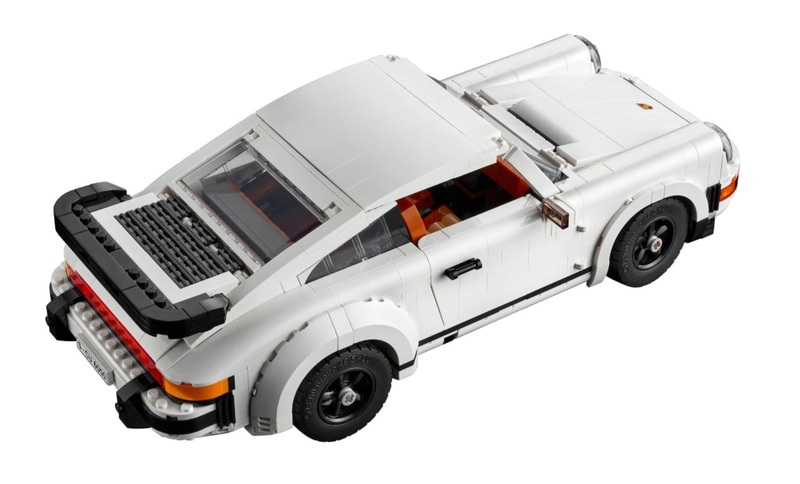 特徴的なターボバッヂ、ワイドなリアアクスル、リアスポイラーも一体成型で再現されている