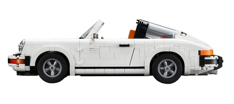 タルガはルーフを取り外してボンネットに収納することが可能。象徴的なタルガバーと、タルガのバッヂ、ラップアラウンドリアウインドウが配される