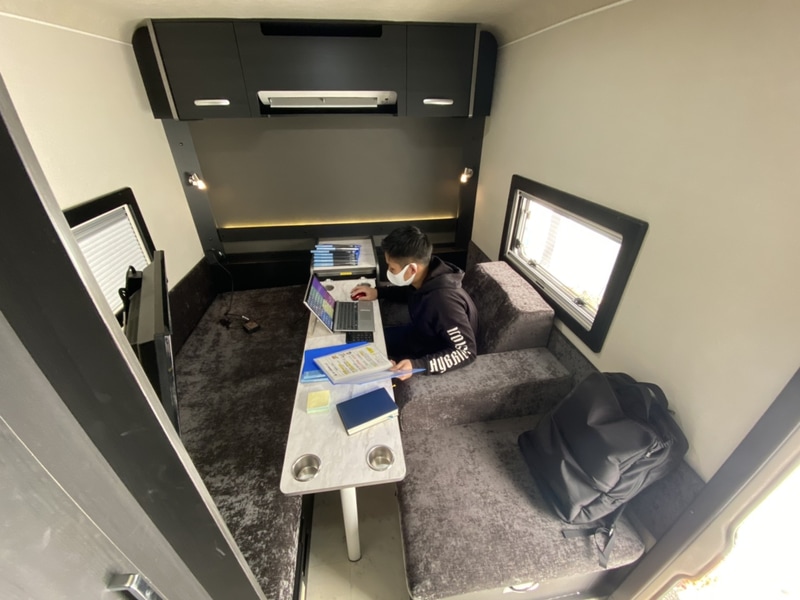 キャンピングカーや車中泊仕様のクルマを移動オフィスや移動会議室として利活用する取り組み、