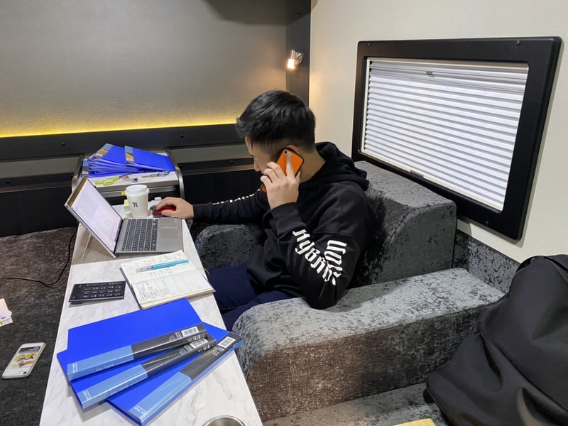 キャンピングカーや車中泊仕様のクルマを移動オフィスや移動会議室として利活用する取り組み、