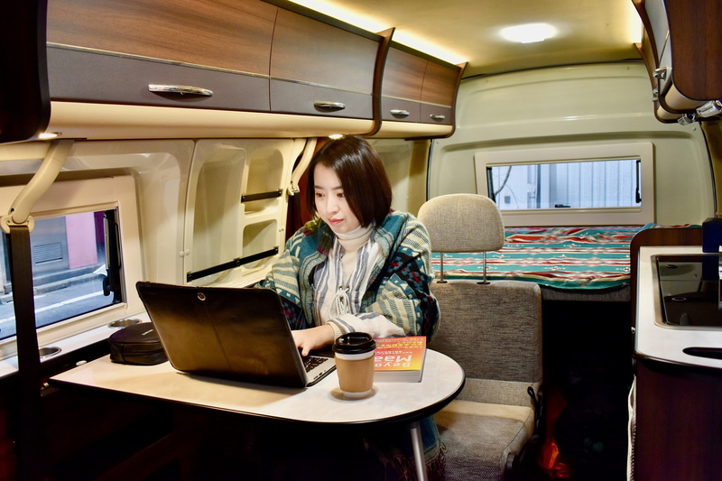 キャンピングカーや車中泊仕様のクルマを移動オフィスや移動会議室として利活用する取り組み、