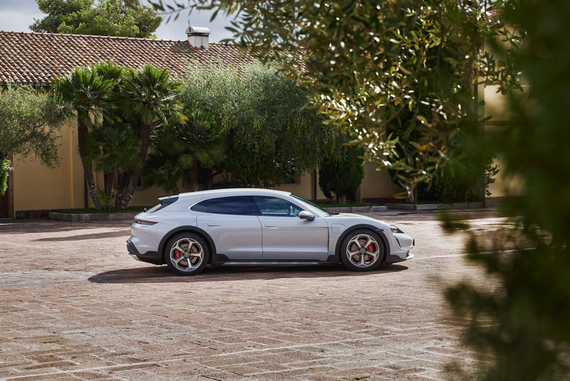 タイカン 4S クロスツーリスモ