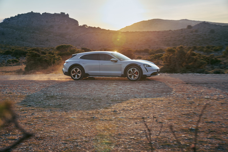 タイカン 4S クロスツーリスモ