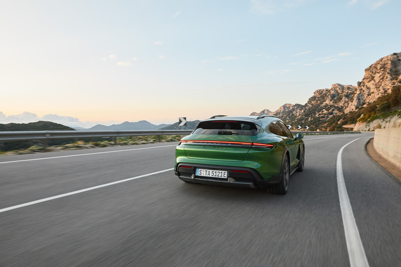 タイカン ターボS クロスツーリスモ