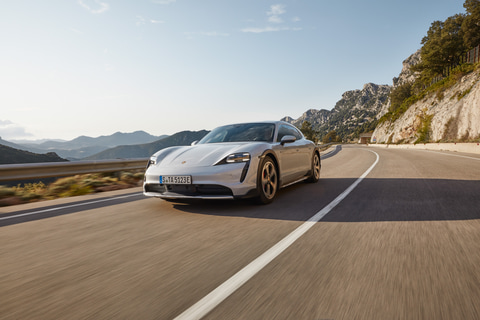 ポルシェ、オフロードタイプの新型EV「タイカン クロスツーリスモ