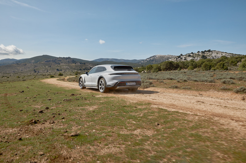 タイカン 4S クロスツーリスモ