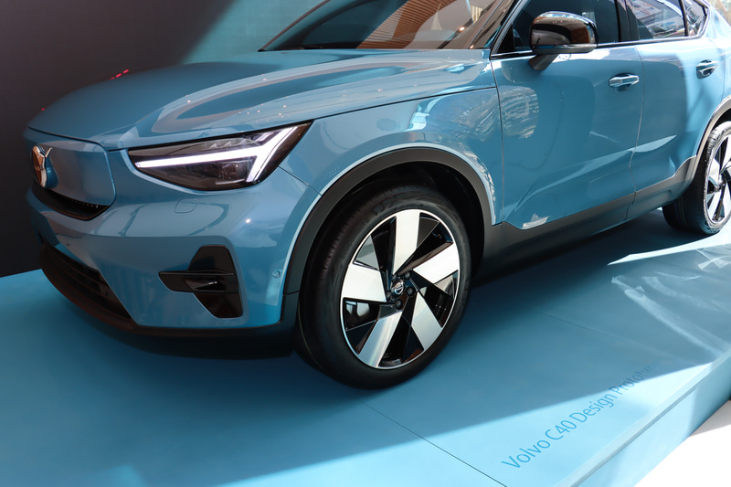 タイヤはコンチネンタルの「EcoContact 6」を装着。タイヤサイズはフロントが235/45R20、リアが255/40R20