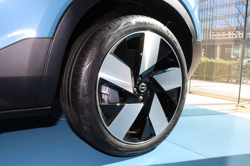 タイヤはコンチネンタルの「EcoContact 6」を装着。タイヤサイズはフロントが235/45R20、リアが255/40R20