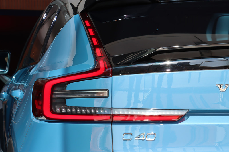 特徴的な曲線を描くリアコンビネーションランプ