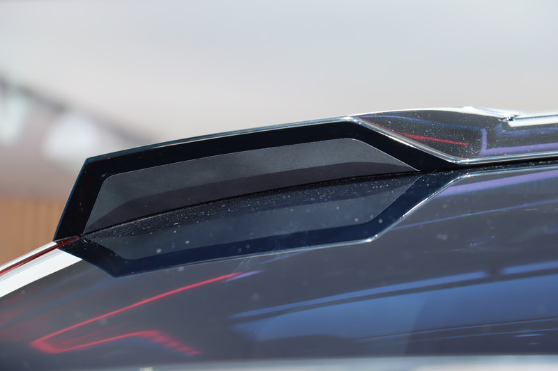 ルーフ後端にある跳ね上げ部分は発光演出を備えるという