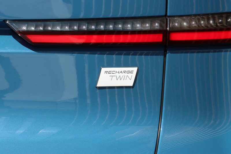 リアハッチ右側に「RECHARGE TWIN」のロゴを設定