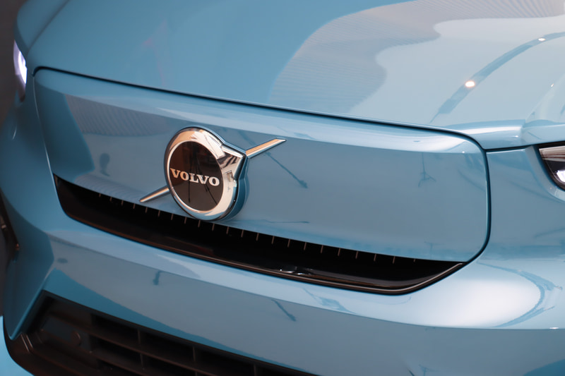 グリルレスのフロントノーズに“アイアンマーク”を設定