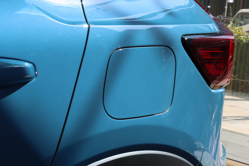 給電口は左リアフェンダーに設定