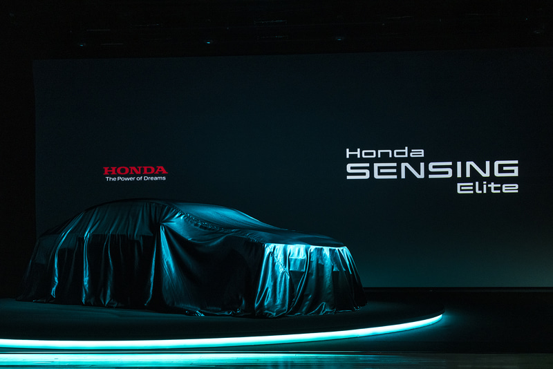 発表会では新型レジェンドに搭載されたHonda SENSING Eliteについて解説。車両アンベールも行なわれた