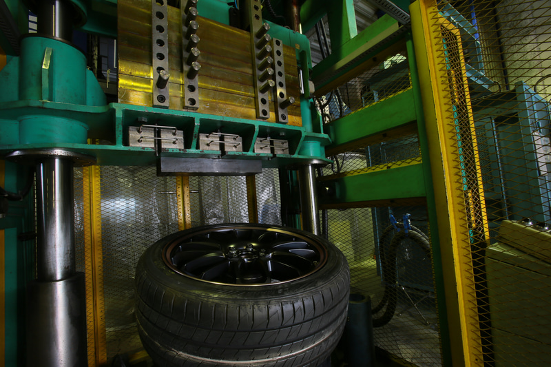 これが衝撃試験機で上部に見えるのが重り。この重りを水平方向に対して13度の角度でセットされた試験ホイールに落とす。重りの重量はホイールサイズごとに設定されている