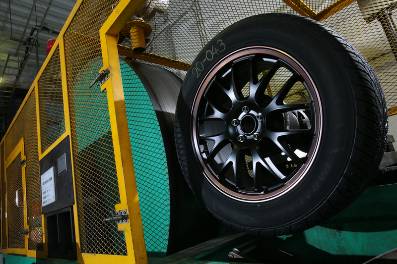 3種の試験機のなかでも特に大型なのが半径方向負荷耐久試験機。今回試験模様を撮影する際に使用した20インチホイールが相対的に小さく見えてしまうほど大型の設備だ