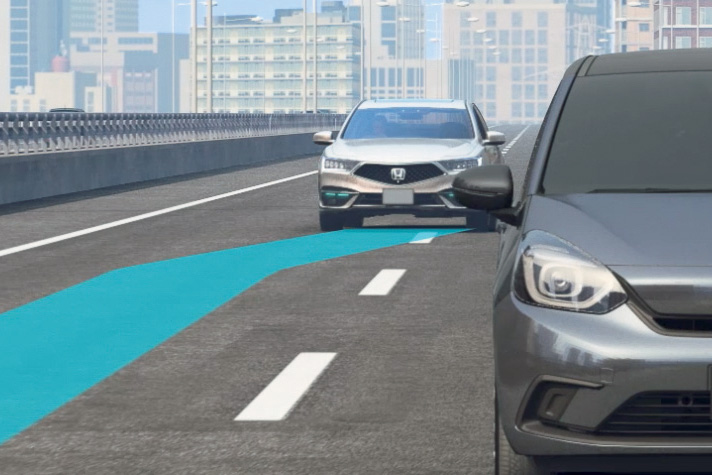 「ハンズオフ機能付高度車線変更機能」は、ドライバーによる操作なしでシステムが車線変更を判断して、追い越し、元の車線への復帰を行なうという機能