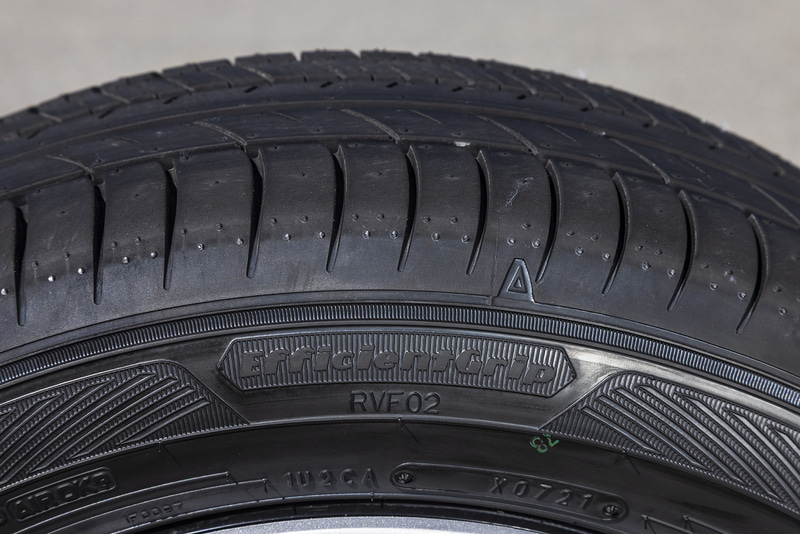 大きさが異なる5つのショルダーブロックの配列を最適化し、ピッチ数を増やしてランダムに配置することで路面からのピッチ音（叩き音）を分散。パターンノイズは従来の「EAGLE RV-F」比で14％低減した。また、ガタつきのあった接地形状が滑らかになるよう最適化したことで路面からの衝撃が緩和され、静粛性が向上。ロードノイズはEAGLE RV-F比で9％低減している。なお、RVF02のサイド部では製品名を小さくレイアウトし、GOODYEARロゴを大きくレイアウトする新デザインを採用