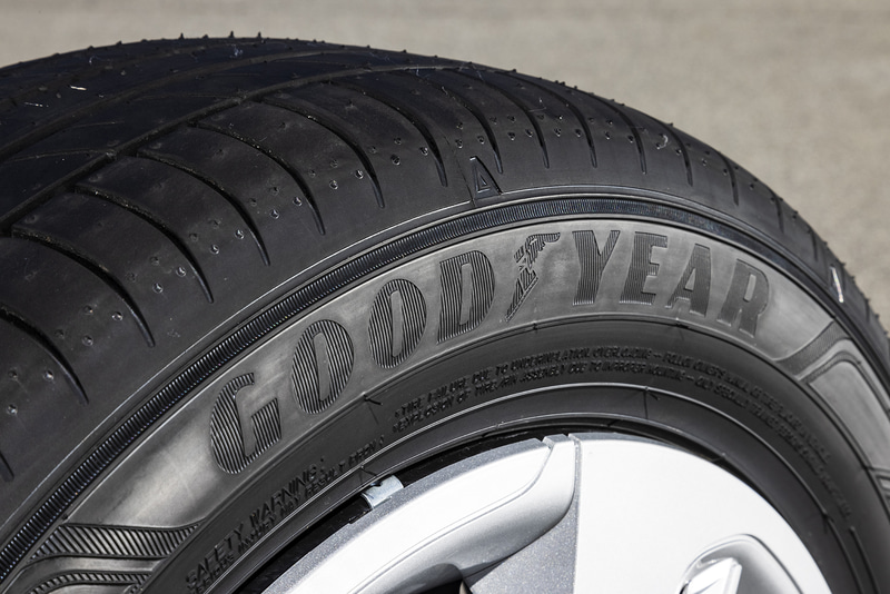 大きさが異なる5つのショルダーブロックの配列を最適化し、ピッチ数を増やしてランダムに配置することで路面からのピッチ音（叩き音）を分散。パターンノイズは従来の「EAGLE RV-F」比で14％低減した。また、ガタつきのあった接地形状が滑らかになるよう最適化したことで路面からの衝撃が緩和され、静粛性が向上。ロードノイズはEAGLE RV-F比で9％低減している。なお、RVF02のサイド部では製品名を小さくレイアウトし、GOODYEARロゴを大きくレイアウトする新デザインを採用