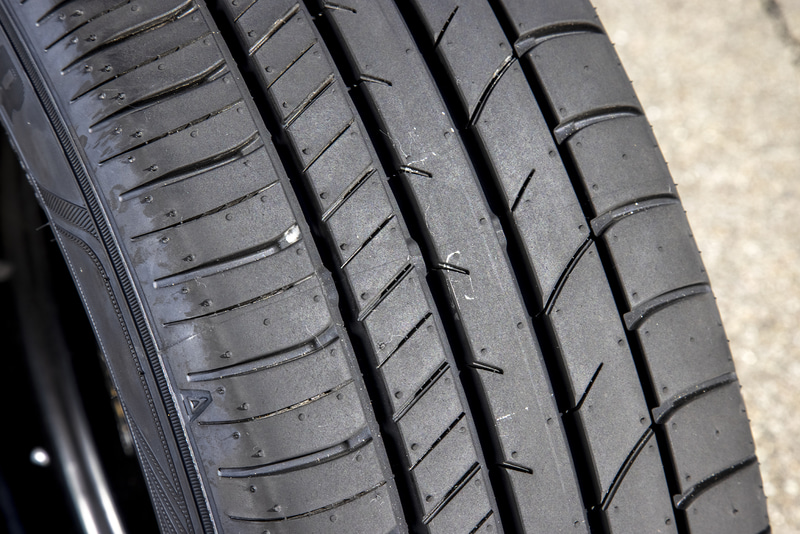 大きさが異なる5つのショルダーブロックの配列を最適化し、ピッチ数を増やしてランダムに配置することで路面からのピッチ音（叩き音）を分散。パターンノイズは従来の「EAGLE RV-F」比で14％低減した。また、ガタつきのあった接地形状が滑らかになるよう最適化したことで路面からの衝撃が緩和され、静粛性が向上。ロードノイズはEAGLE RV-F比で9％低減している。なお、RVF02のサイド部では製品名を小さくレイアウトし、GOODYEARロゴを大きくレイアウトする新デザインを採用