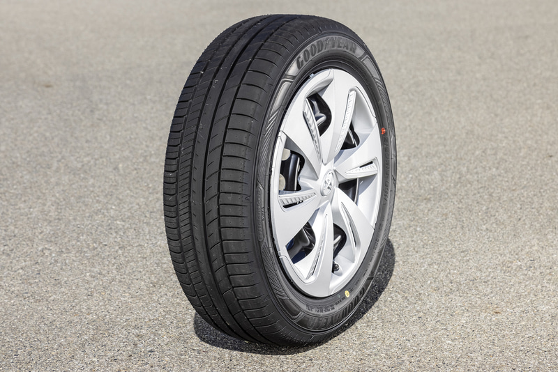 今回試したのは3月1日に発売されたミニバン専用タイヤ「EfficientGrip RVF02」。車高の高さに由来する横揺れの軽減と車内の静粛性を高め、快適性の向上を図っているのが特徴。155/65R13～245/35R20の全40サイズをラインアップし、ラベリング制度での転がり抵抗性能は全サイズでAA、ウェットグリップ性能はサイズによってbまたはc