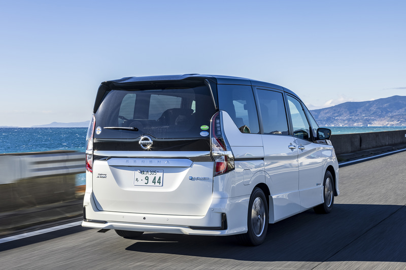 セレナの試乗では重量級編集担当者2名＋タイヤ＆ホイールセットなどを搭載し、1名乗車時から＋約300kg増加した状態でも比較。多人数乗車時を想定してどのような動きを見せるのかも試してみた