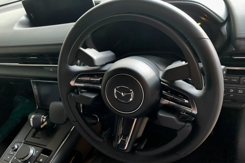 ハンドルの内側にあるのがアクセルリング。ハンドル操作は送りハンドルで行ないます