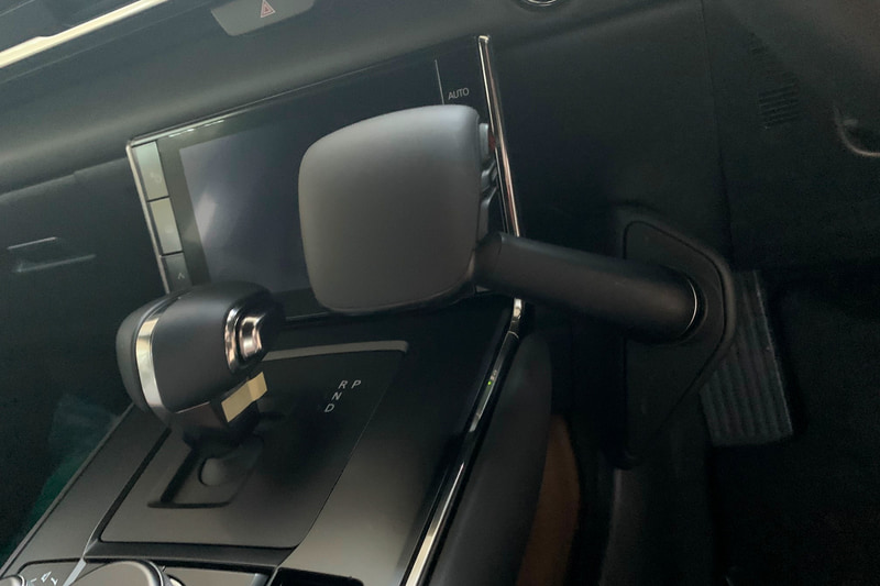 ブレーキレバーは押し込むタイプです