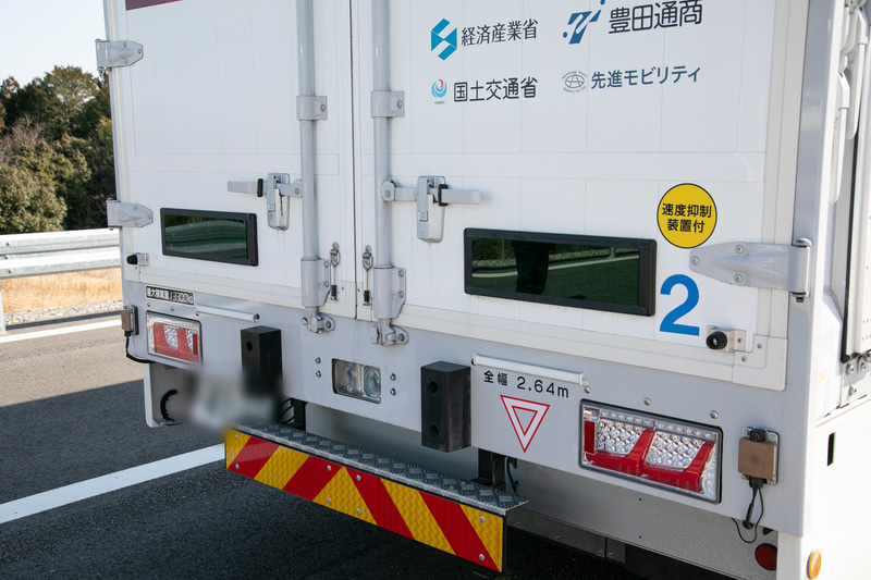 車両後方には後続車や割り込み車両に注意喚起するLED表示器を備える