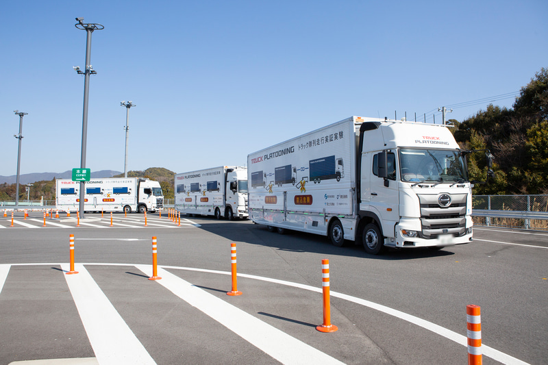 実証走行では3台の大型トラックが約9mの車間距離を維持しながら80km/hで走行。動画では周囲の安全にもしっかりと配慮しつつ、スムーズに走行する姿を紹介している
