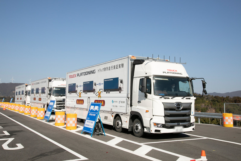 実証走行では3台の大型トラックが約9mの車間距離を維持しながら80km/hで走行。動画では周囲の安全にもしっかりと配慮しつつ、スムーズに走行する姿を紹介している