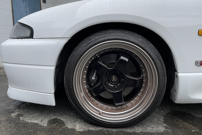 <a href="https://car.watch.impress.co.jp/docs/common/kouki/1304924.html" class="n" target="_blank">前回の編集後記</a>を見て哀れんだ友人から、以前乗っていたR32 GT-Rの写真が数枚届いた。ありがたや～。写真左は売却する直前に17インチに変更したもので、写真中は普段使っていた18インチのTE37 ブロンズ。写真左は現在のR33 GT-Rに装着しているワーク マイスター S1（18インチ）で、ディープリムがお気に入り