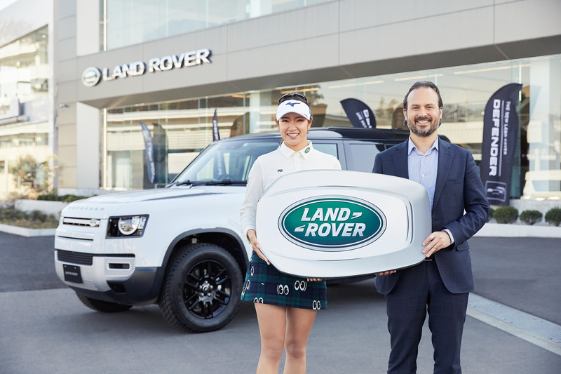 ジャガー・ランドローバー・ジャパン株式会社 代表取締役社長 マグナス・ハンソン氏から原選手に新型ディフェンダー（ボディカラーはフジホワイト）のキーが贈呈された