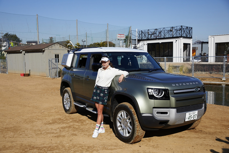 原英莉花選手(プロゴルファー):生年月日:1999年2月15日。身長:173cm。血液型:O型。出身地:神奈川県。出身校:湘南学院高等学校。提供モデル:ランドローバー新型「DEFENDER」。ランドローバー・ロゴ掲出場所:トップスウェアの襟。2018年3月、ステップ・アップ・ツアー「ラシンク・ニンジニア/RKBレディース」で初優勝、7月にはプロテスト合格。同年、LPGAツアーで5回10位以内に入賞、初のシード権を獲得。LPGA敢闘賞も受賞。2019年にはリゾートトラストレディスで念願のプロ初優勝を果たす。同年12月、日本ゴルフ・トーナメント振興協会(GTPA)「ルーキー・オブ・ザ・イヤー」を受賞。2020年には、「日本女子オープン」で公式戦初優勝、続く「LPGAツアーチャンピオンシップリコーカップ」でも優勝。ジャンボ尾崎プロが師匠で豪快なジャンボイズムを受け継ぐ唯一の女子ゴルファーとして更なる飛躍が期待されている