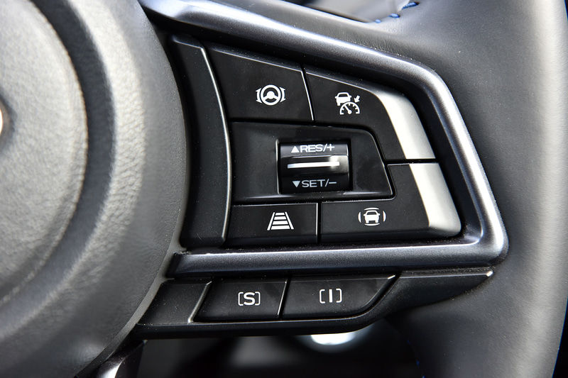 ステアリングスポーク左側にはオーディオ類の、右側にはアイサイト関連のスイッチを配置。パドルシフトも備える
