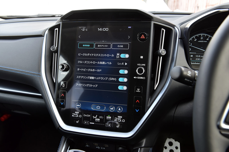 物理スイッチはステアリングスポーク右側に集約。VDCなどの車両制御システムやアイサイト関連のON/OFFや設定などは、すべてセンターインフォメーションディスプレイから行なう