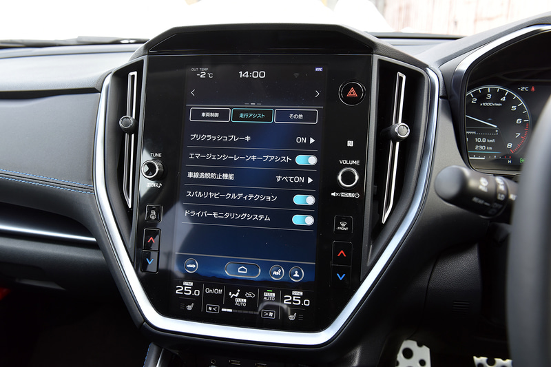物理スイッチはステアリングスポーク右側に集約。VDCなどの車両制御システムやアイサイト関連のON/OFFや設定などは、すべてセンターインフォメーションディスプレイから行なう