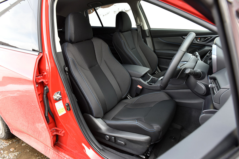 GT-H EXのシートはブルーステッチ入りのトリコット/ファブリック。センターコンソール背面にはリア席用のシートヒーターやUSB充電ポートを備える