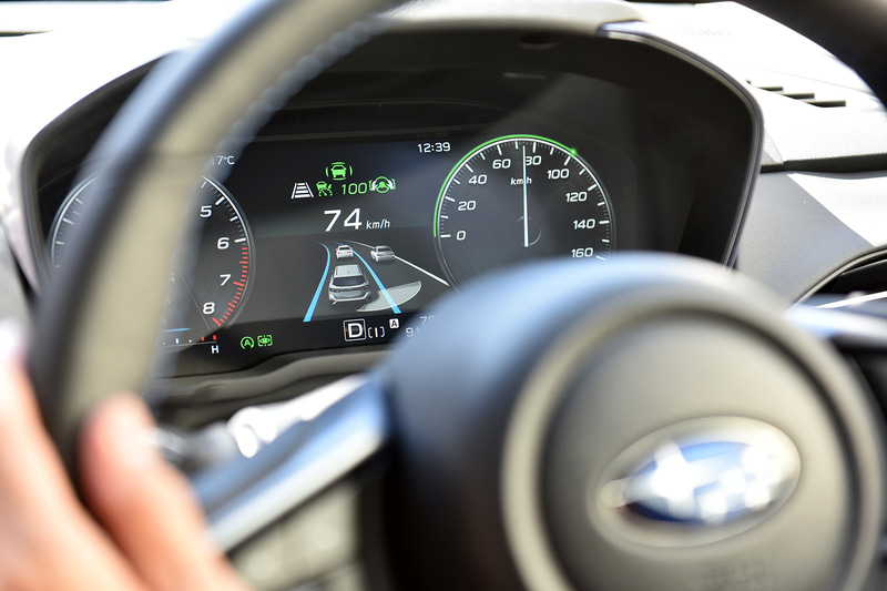 アイサイトXの機能となるアクティブレーンチェンジアシストは、高速道路などの自動車専用道路で走行中に、ドライバーがウインカーを操作して車線変更の意思を示すと、システムが周囲の状況を確認して作動可能と判断するとステアリングを制御して車線変更のアシストを行なうというもの。走行車線から追い越し車線、追い越し車線から走行車線のどちらにも対応している