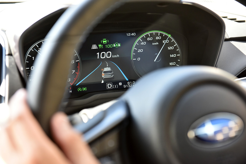 アイサイトXの機能となるアクティブレーンチェンジアシストは、高速道路などの自動車専用道路で走行中に、ドライバーがウインカーを操作して車線変更の意思を示すと、システムが周囲の状況を確認して作動可能と判断するとステアリングを制御して車線変更のアシストを行なうというもの。走行車線から追い越し車線、追い越し車線から走行車線のどちらにも対応している