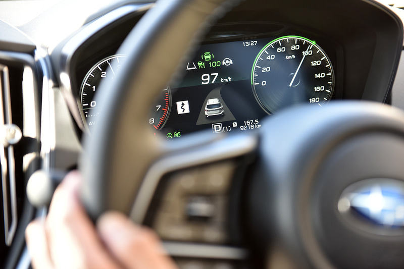 アイサイトXでは進入するカーブの曲率に合わせて車速を制御。急なカーブでも安全・安心にACCを使うことができるようになった