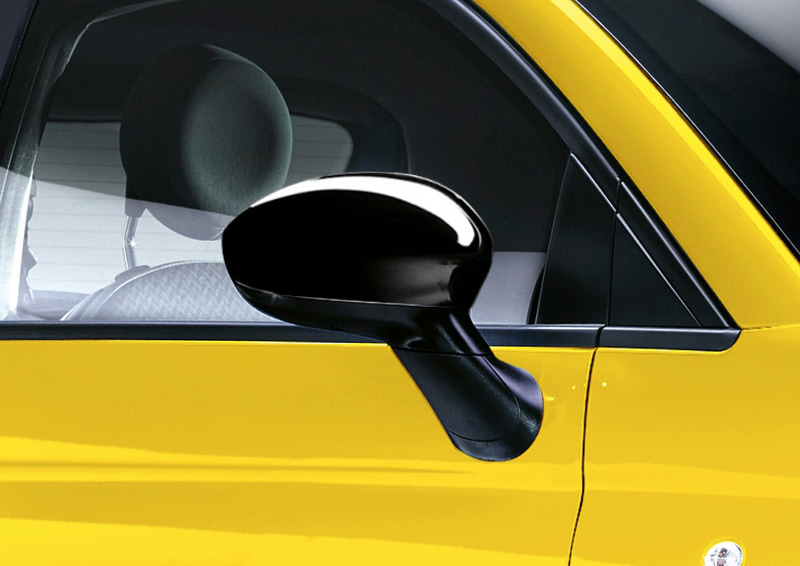 ブラックのエクステリアミラーハウジングを採用