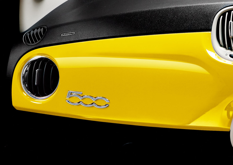 ボディカラーのハッピーイエローと同色のインストルメントパネルを採用