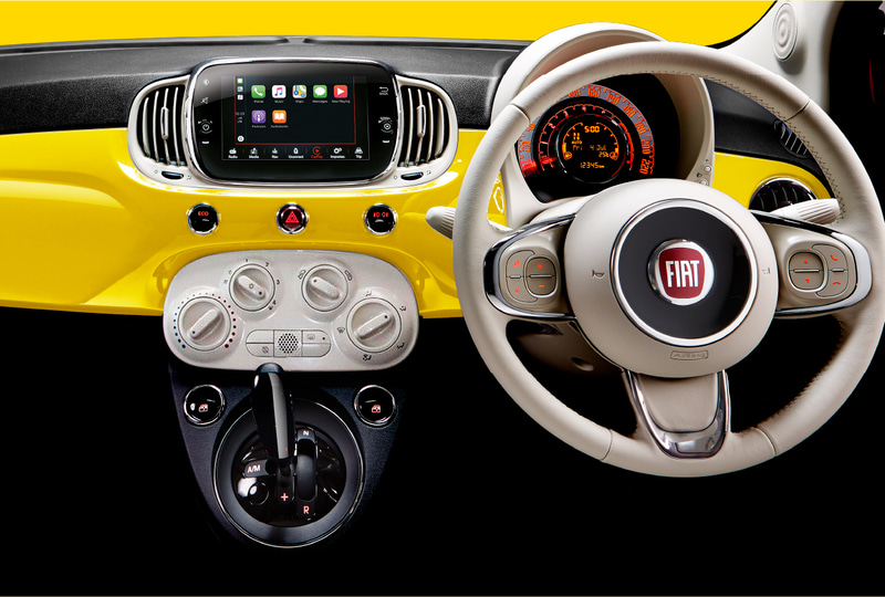 ボディカラーのハッピーイエローと同色のインストルメントパネルを採用