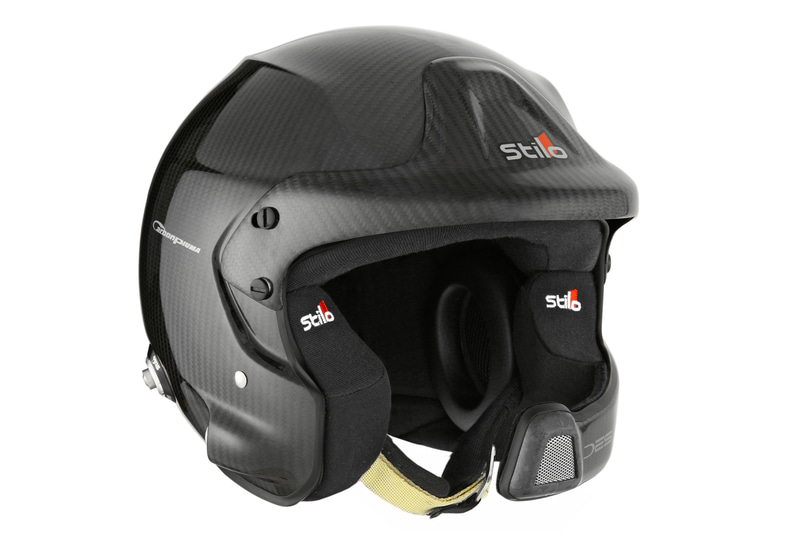 WRCで多くのクルーに使用されるモデル。高張力カーボンを使用したドライカーボンヘルメット。価格は81万円（税別）