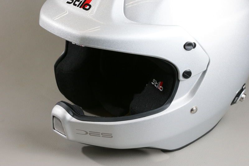 WRCモデルの特徴はチンガード風の形状でマイクが仕込んである。激しい揺れでも口からマイクが離れることはなく音声もクリアに送れる。また、イヤーマフも搭載していて位置の微調整も可能。騒音がとくに大きいラリーカーの車内であってもクルー同士、クリアな音声で会話ができるヘルメットだ