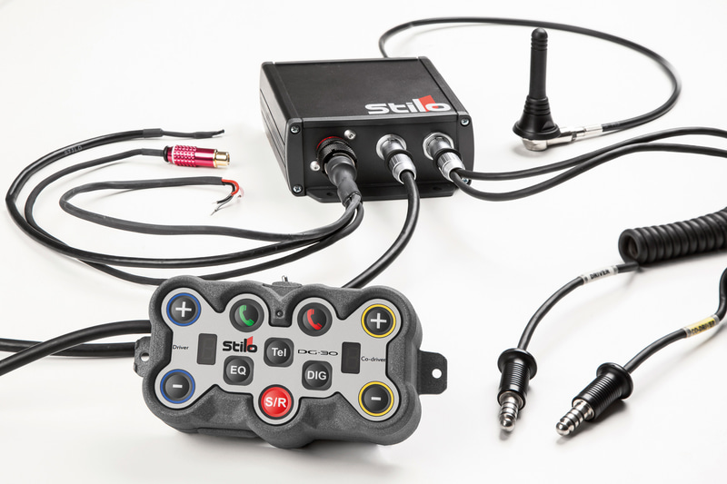 クルーのヘルメットは埋めこみ型のジャックを使いインターコムでつなぐ。ツマミはそれぞれのボリューム。車両から電源を取るタイプのほか、電源トラブル等が発生してもペースノート読みあげに支障がないバッテリータイプもある