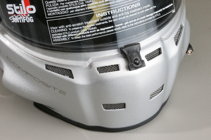 フォーミュラカ－での着用もあるのでシールドはロック機構付き。黒いツマミを握るとロック解除