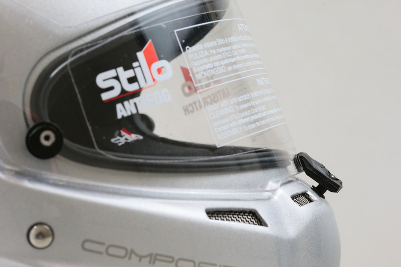 口もとのエアインテークから入った風は頭頂部のダクトへ抜けるようになっている